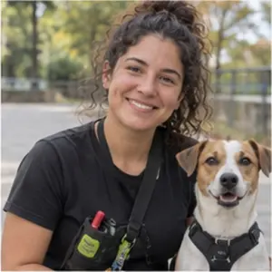 Tiersitterin im Freien, neben ihr ein kleiner Hund